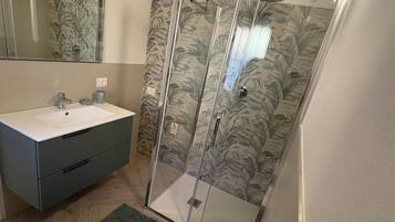 Ducha, secador de pelo, bidet, toallas