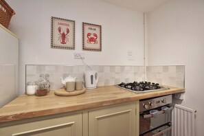 Een koelkast, een magnetron, een oven, een kookplaat