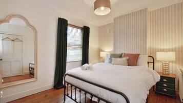 Työpöytä, silitysrauta/-lauta, vauvan matkasänky, ilmainen Wi-Fi