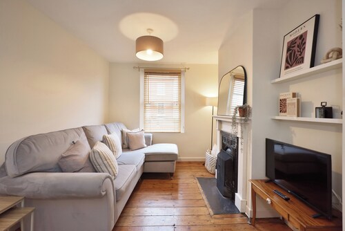 Beautiful Victorian Townhouse with 2 Parking Spaces | Walk to City Centre 10 Mins | Pets Welcome