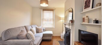 Beautiful Victorian Townhouse with 2 Parking Spaces | Walk to City Centre 10 Mins | Pets Welcome