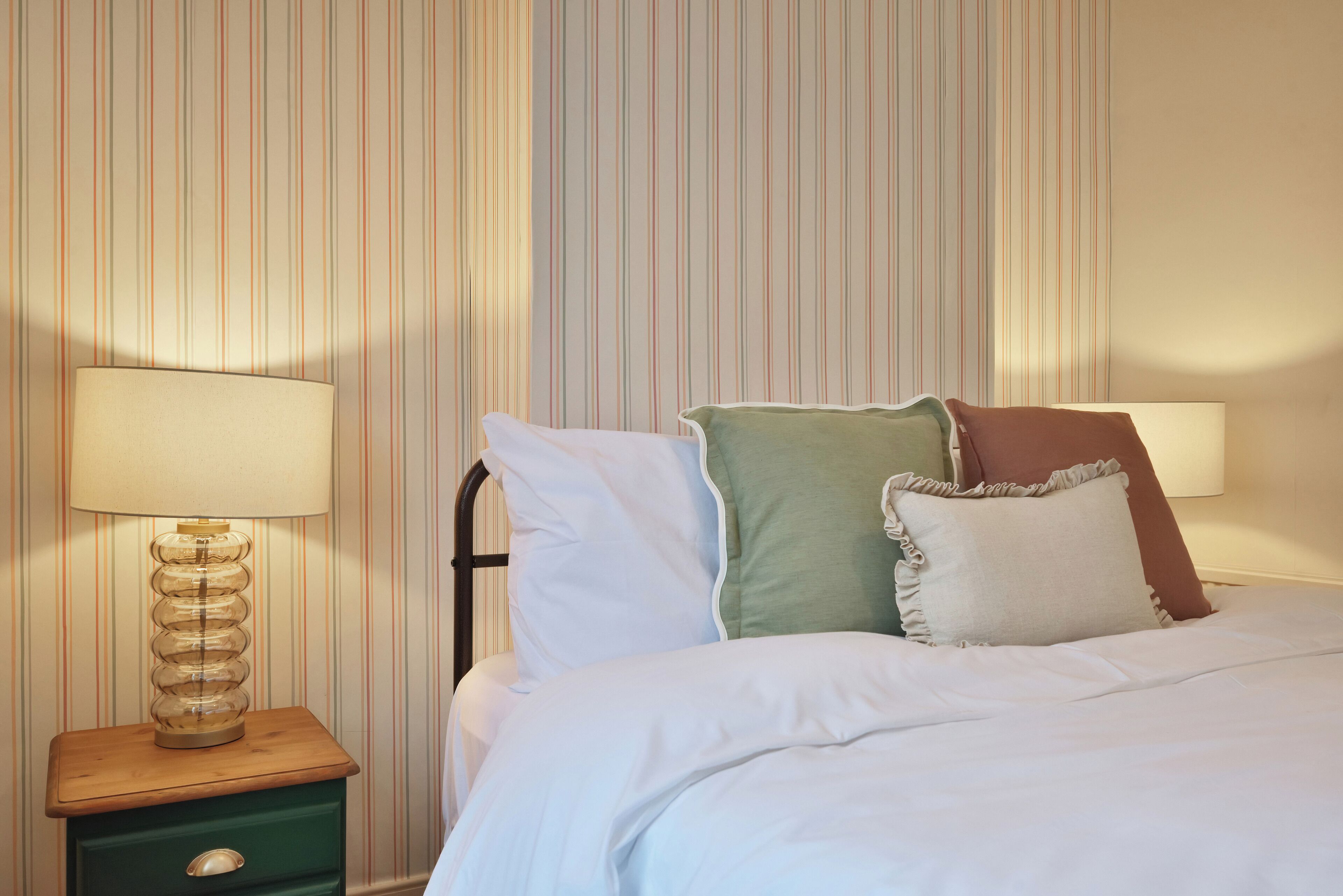 Työpöytä, silitysrauta/-lauta, vauvan matkasänky, ilmainen Wi-Fi