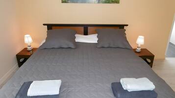 1 habitación, tabla de planchar con plancha, wifi y ropa de cama