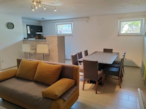 公寓 ((A5) ThreeBedroom Apartment with Priv) | 客廳 | 32 吋平面電視連衛星電視頻道