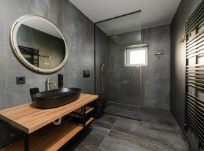 公寓 (Two Bedroom Apartment with terrace an) | 浴室 | 淋浴設備、毛巾