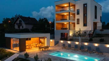 3 outdoor pools, a rooftop pool, pool loungers