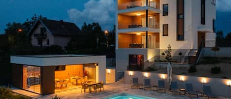 3 outdoor pools, a rooftop pool, pool loungers