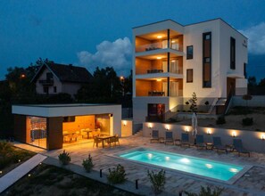 3 Außenpools, Pool auf dem Dach, Liegestühle
