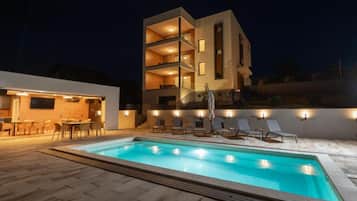 3 utendørsbassenger, et basseng på takterrassen og solsenger