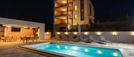 3 albercas al aire libre, alberca en la azotea y camastros