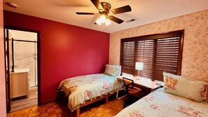 Desk, iron/ironing board, free WiFi, bed sheets - Lioncrest Estate | Pickleball • Cinema • Near RDU • 5-Acres (Raleigh)