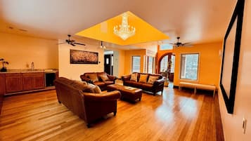 TV connectée, cheminée, baby-foot, table de tennis de table