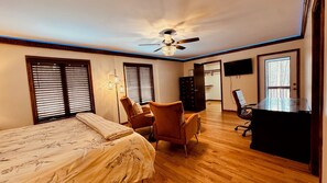 Escritorio, tabla de planchar con plancha, wifi gratis y ropa de cama 