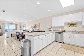 Fridge, microwave, oven, stovetop - Marlin Key 3F by Liquid Life (Orange Beach)