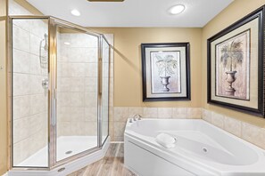 Shower, jetted bath, hair dryer, towels - San Carlos 703 by Liquid Life (Gulf Shores)