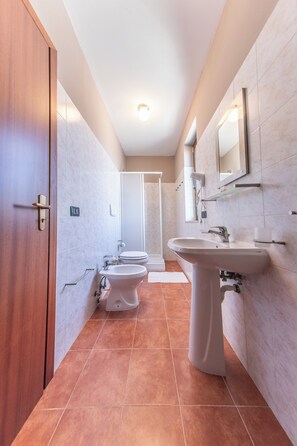 쿼드룸 | 욕실 | 샤워 시설, 헤어드라이어, 타월, 비누