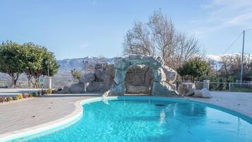 Een seizoensgebonden buitenzwembad