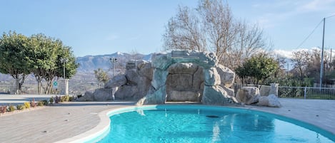 Una piscina al aire libre de temporada