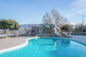 Una piscina al aire libre de temporada
