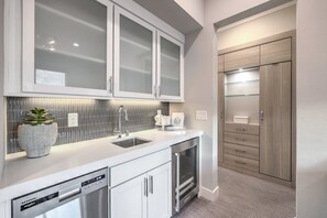 Private kitchen - Luxury Seven Hills Escape - 1BR, Pool & Garage (Henderson)
