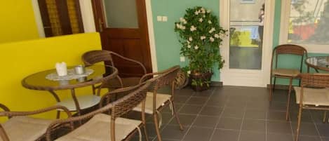 Apartamento (Classic One Bedroom Apartment) | Sala de jantar