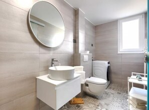 Căn hộ (Duplex Apartment with Sea View) | Phòng tắm | Buồng tắm vòi sen, khăn tắm 