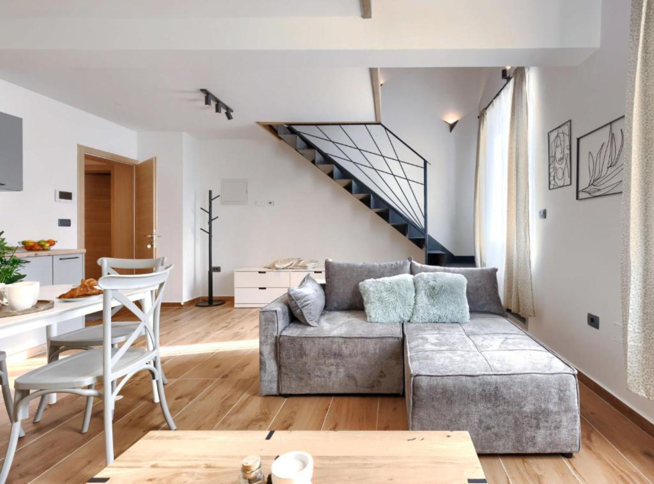 Departamento (Duplex Apartment with Sea View) | Sala de estar | Televisión de pantalla plana de 32 pulgadas con canales por cable 