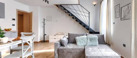 Departamento (Duplex Apartment with Sea View) | Sala de estar | Televisión de pantalla plana de 32 pulgadas con canales por cable