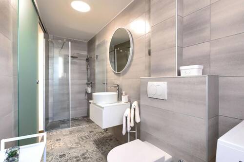 Apartament (Duplex Apartment with Sea View) | Bany | Dutxa i tovalloles