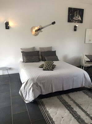 Tabla de planchar con plancha, wifi y ropa de cama 