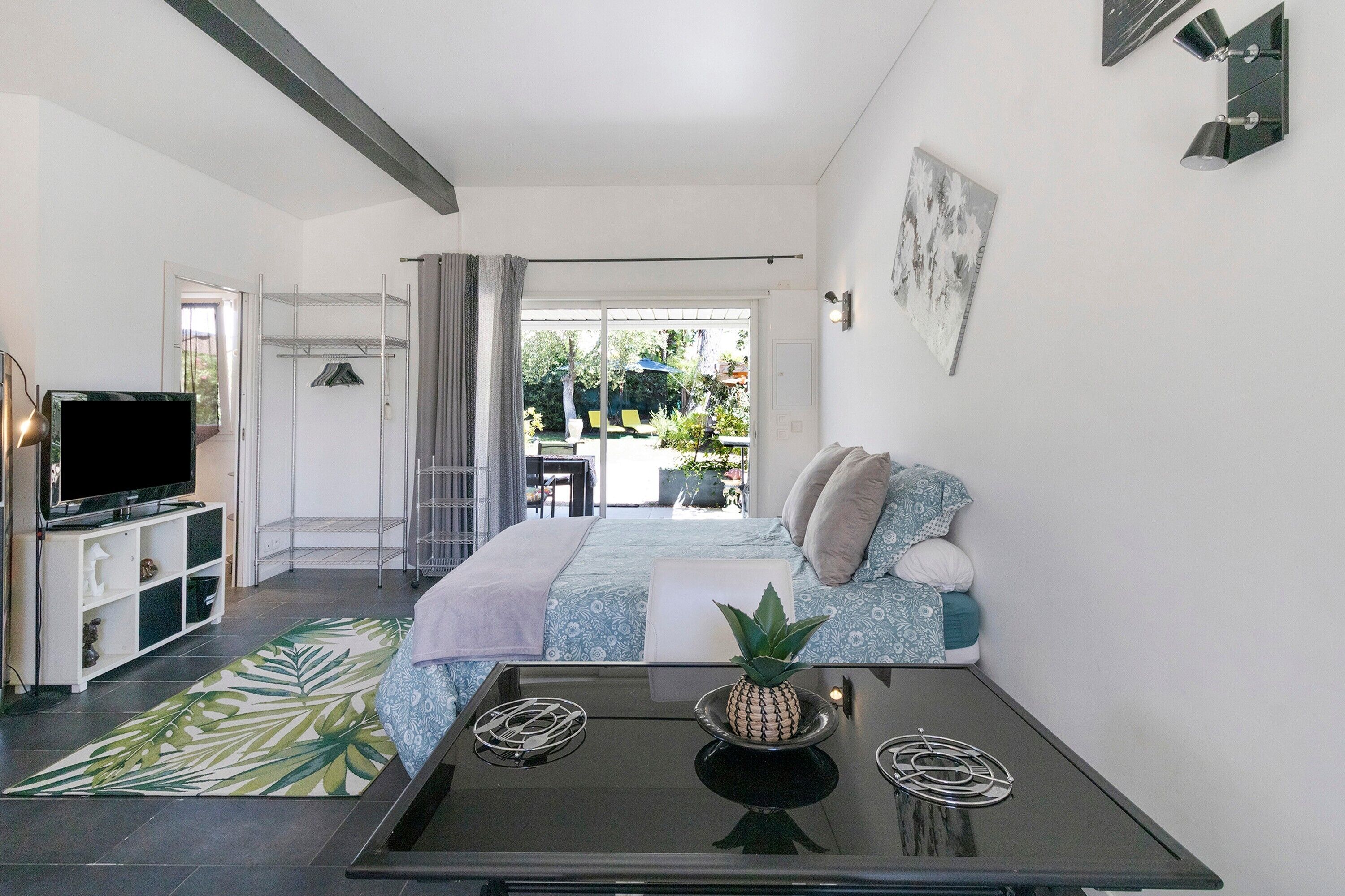 Tabla de planchar con plancha, wifi y ropa de cama 