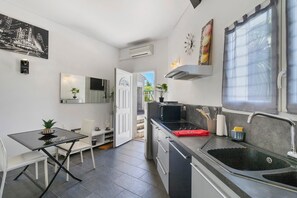 Réfrigérateur, micro-ondes, four, plaque de cuisson