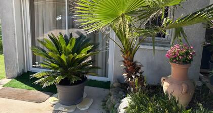 Gästezimmer „Le Pape - Chambre“ mit Meerblick, WLAN und Klimaanlage