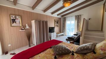 Iron/ironing board, WiFi, bed sheets