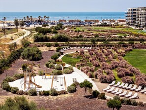 On the beach - 3-bedroom beachfront apartment in Armação de Pêra for up to 6 guests, featuring indoor and outdoor pools, gym, AC, Wi-Fi and private parking within a gated condominium. (Armação de Pêra)