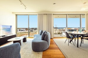 Smart TV - 3-bedroom beachfront apartment in Armação de Pêra for up to 6 guests, featuring indoor and outdoor pools, gym, AC, Wi-Fi and private parking within a gated condominium. (Armação de Pêra)