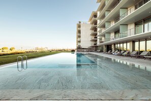 Indoor pool, a heated pool - 3-bedroom beachfront apartment in Armação de Pêra for up to 6 guests, featuring indoor and outdoor pools, gym, AC, Wi-Fi and private parking within a gated condominium. (Armação de Pêra)