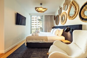 3 bedrooms, desk, iron/ironing board, free WiFi - 3-bedroom beachfront apartment in Armação de Pêra for up to 6 guests, featuring indoor and outdoor pools, gym, AC, Wi-Fi and private parking within a gated condominium. (Armação de Pêra)