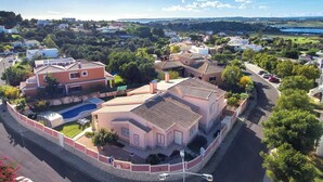 Un quartier résidentiel avec des maisons, une piscine et une route.
