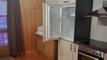Fridge, oven, stovetop, coffee/tea maker