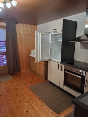 Jääkaappi, uuni, liesi, kahvin-/teenkeitin