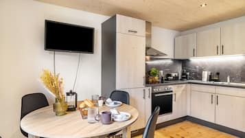 Coffee/tea maker, fridge, oven, stovetop