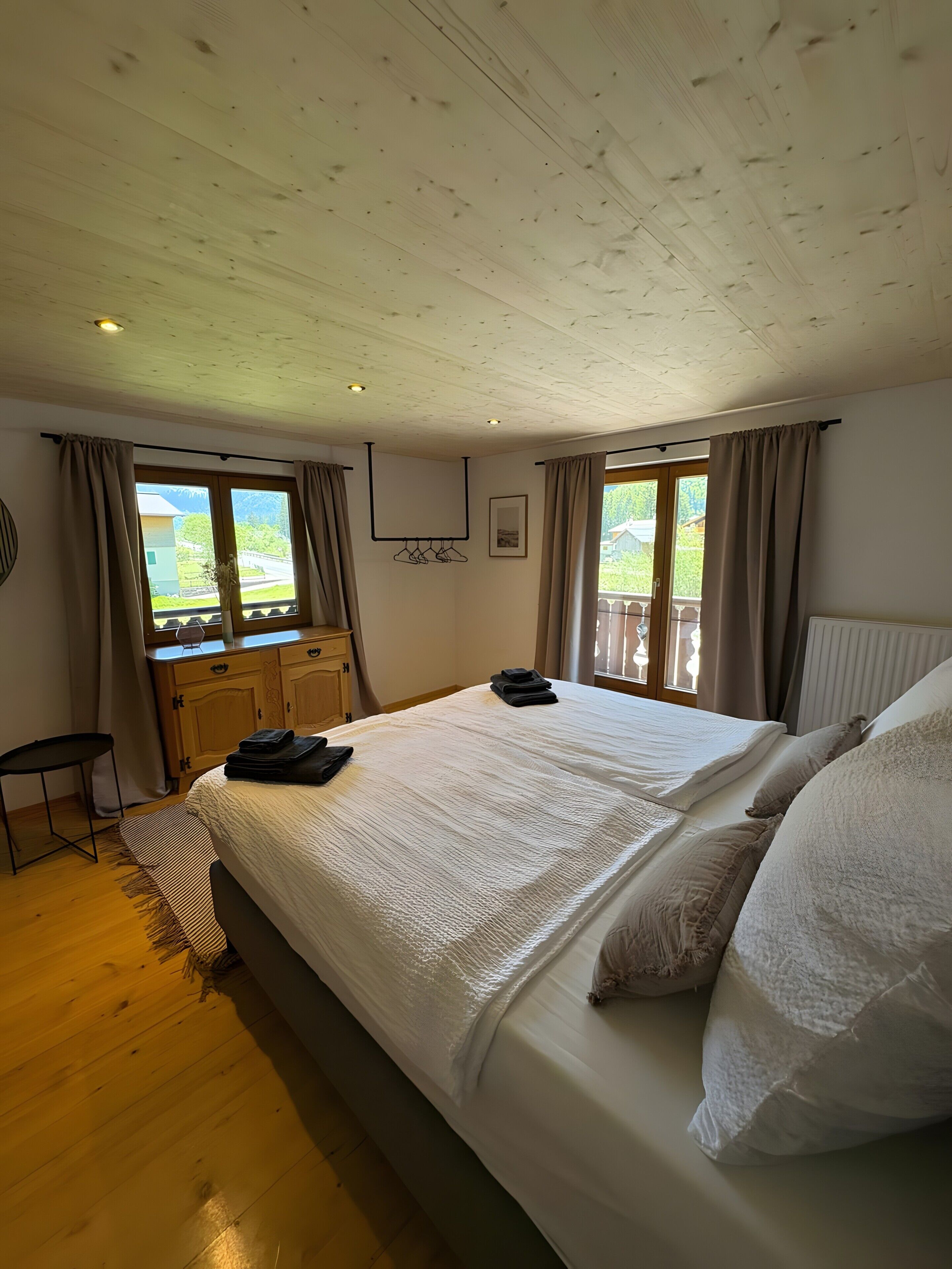 2 habitaciones, tabla de planchar con plancha, wifi y ropa de cama 