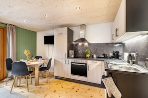 Coffee/tea maker, fridge, oven, stovetop - Apartment “Wälderblick” with Mountain View, Shared Terrace and Wi-Fi (Au)