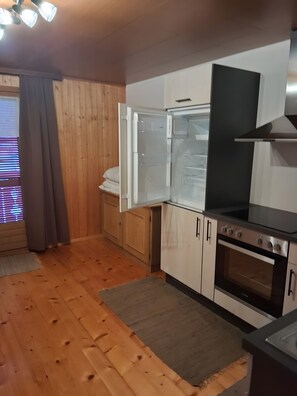 Réfrigérateur, four, plaque de cuisson, cafetière/bouilloire