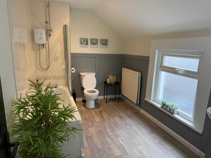Towels, soap, toilet paper - Beautiful Victoria Bay Fronted property (Cardiff)