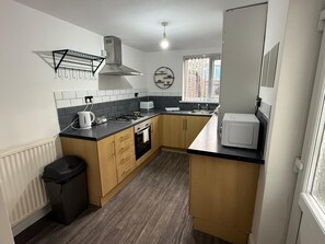 Private kitchen - Beautiful Victoria Bay Fronted property (Cardiff)