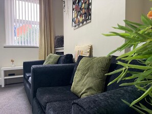 Living area - Beautiful Victoria Bay Fronted property (Cardiff)