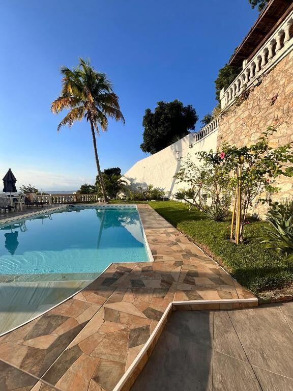 حمّام سباحة خارجي، مظلات على حمّام السباحة، مقاعد للتشمس