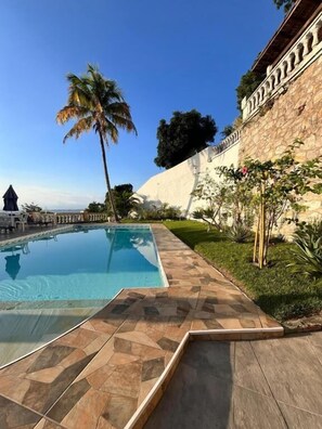 Outdoor pool, pool umbrellas, pool loungers - Hostel Casa das Luzes (Rio de Janeiro)